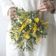 画像をギャラリービューアに読み込む, ミモザとフレッシュグリーンのスワッグ 40cm