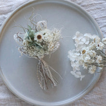 画像をギャラリービューアに読み込む, コサージュ 白い小花