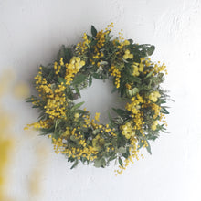 画像をギャラリービューアに読み込む, ミモザとフレッシュグリーンのリース 直径26cm