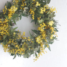 画像をギャラリービューアに読み込む, ミモザとフレッシュグリーンのリース 直径26cm