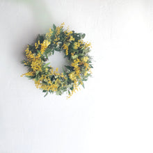 画像をギャラリービューアに読み込む, ミモザとフレッシュグリーンのリース 直径26cm