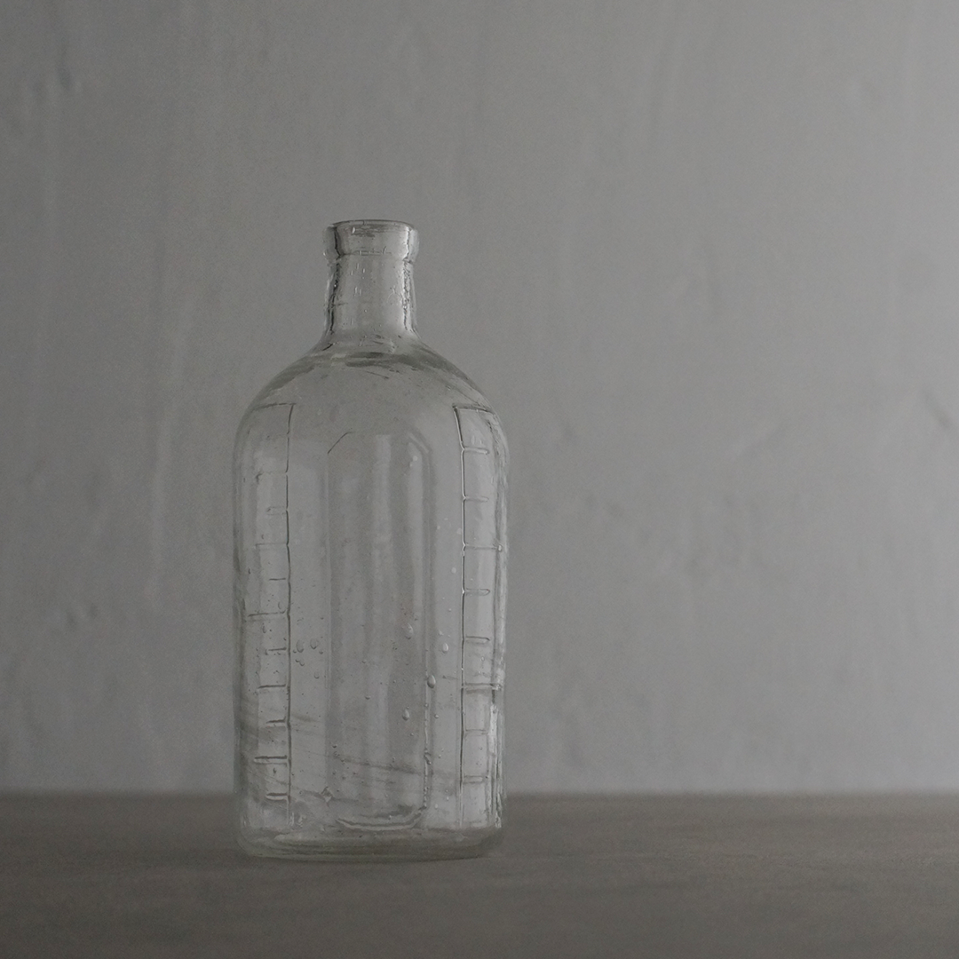 気泡の入ったガラス瓶 – 枯淡苑